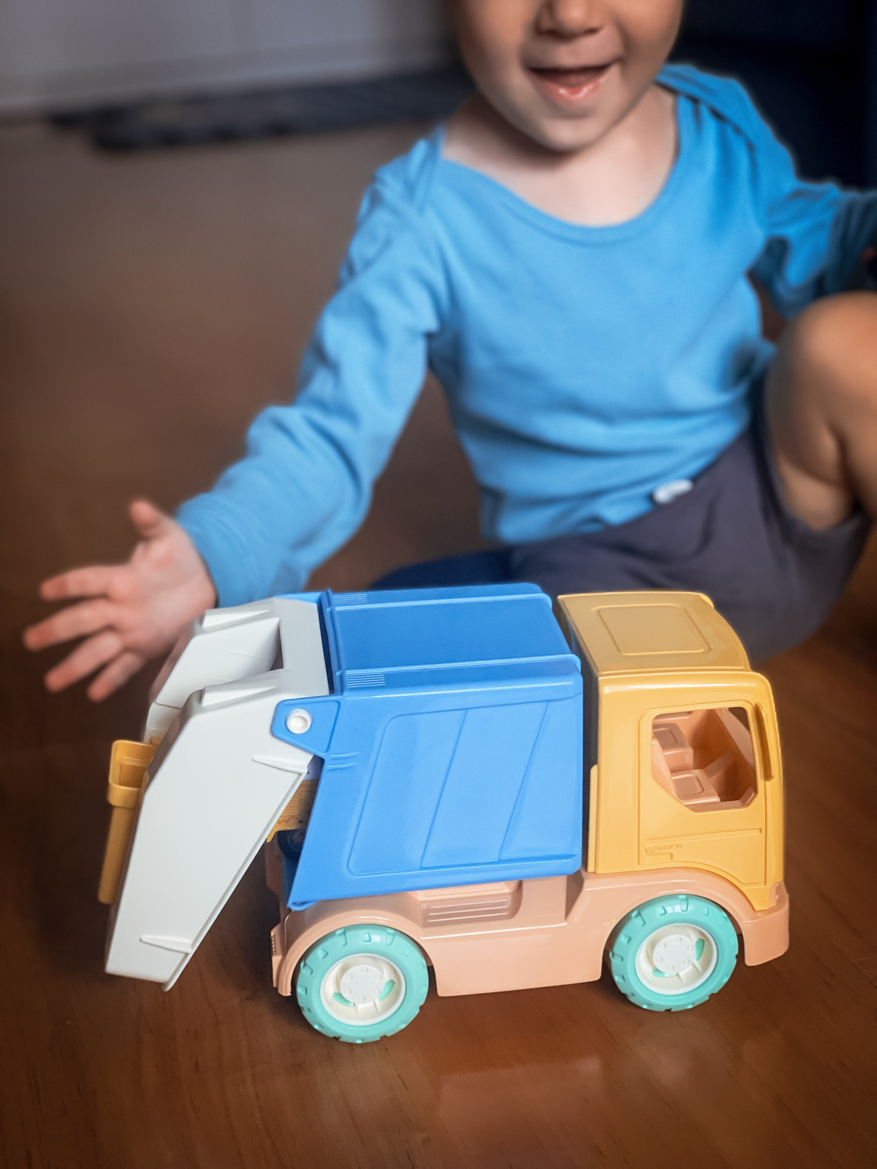 Bioplastic toys - Garbage truck.
