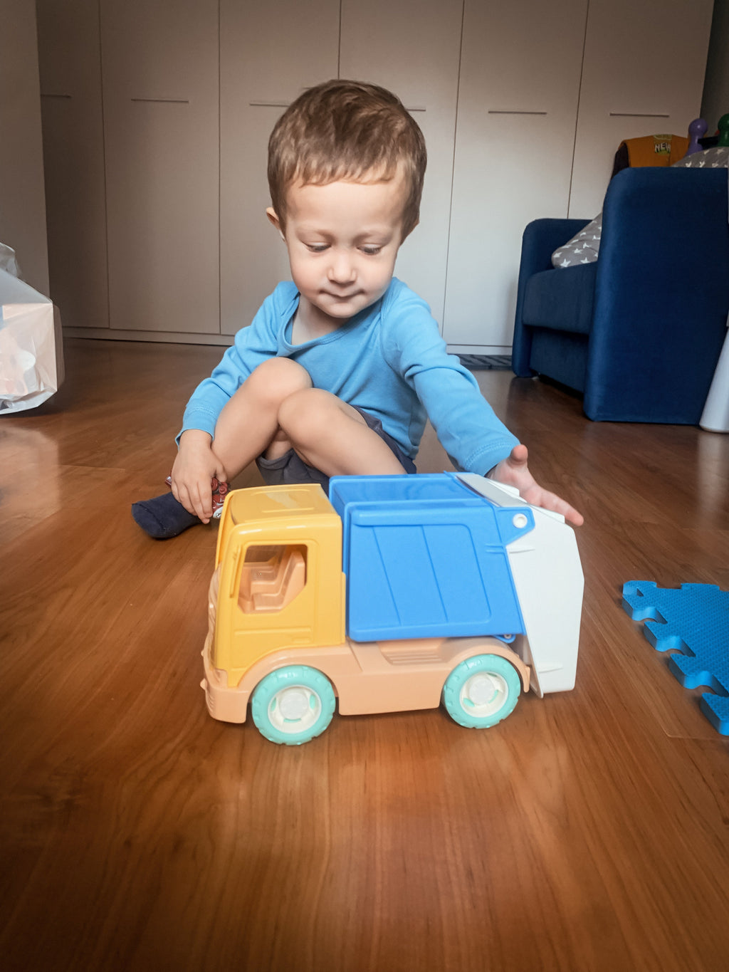 Bioplastic toys - Garbage truck.