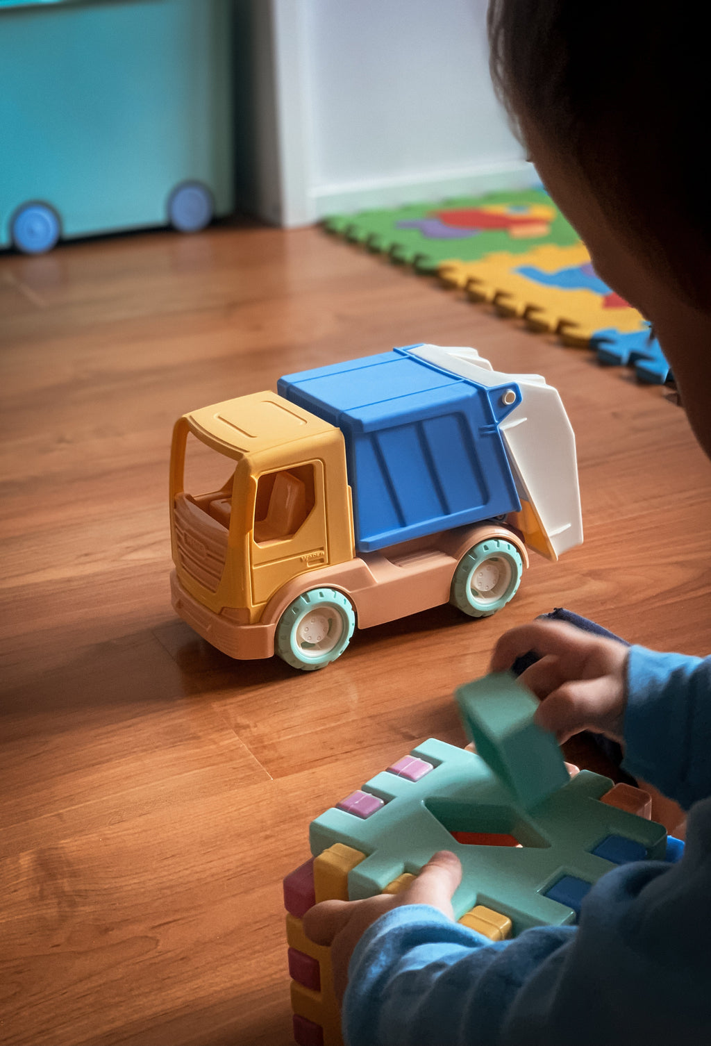 Bioplastic toys - Garbage truck.